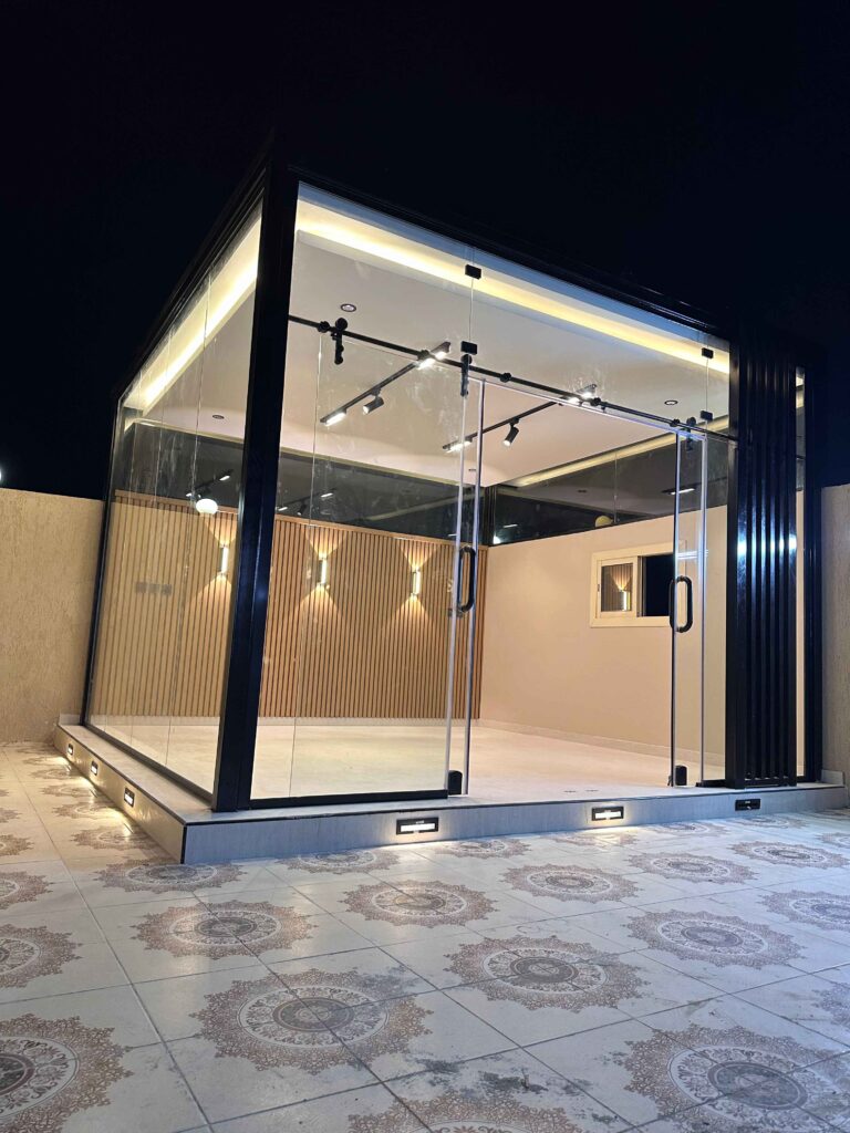غرفة زجاج في السطح بتصميم هندسي حديث