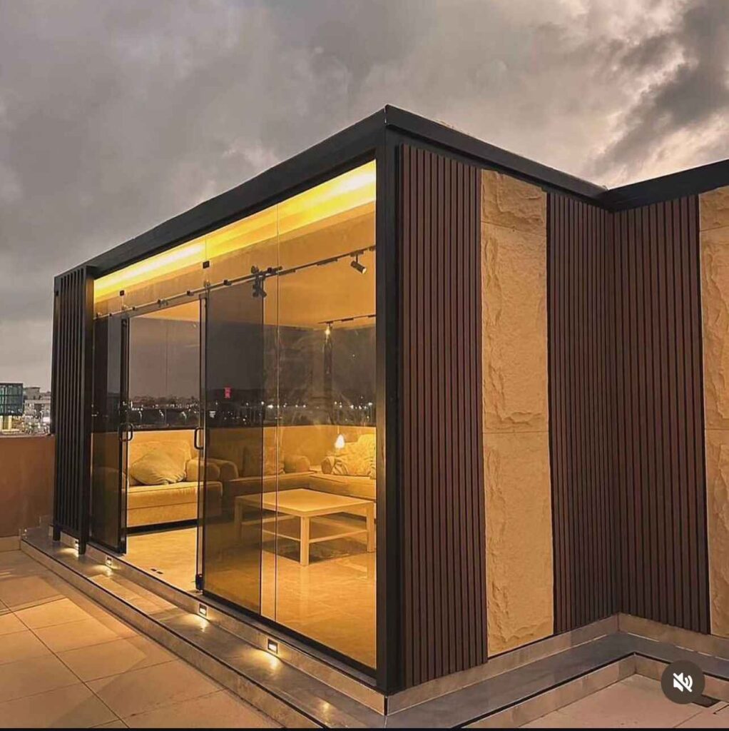 تصميم غرف زجاج في السطح بمظهر بانورامي